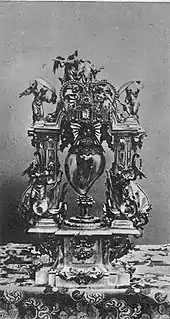 Photographie en noir et blanc du reliquaire contenant le cœur de Thérèse.