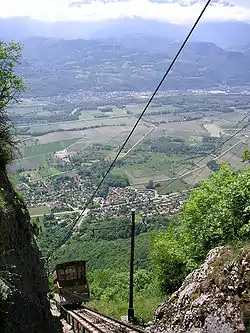 Le funiculaire et la vallée du Grésivaudan, vue prise depuis le sentier du Pal de Fer.