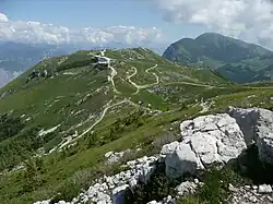 Vue du Monte Baldo comprenant la station supérieure du téléphérique.