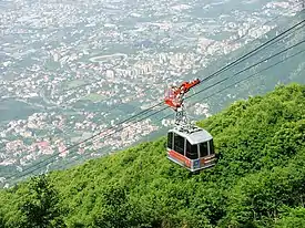 Cabine du téléphérique avec la ville de Castellammare di Stabia en contrebas.