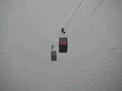 Les deux téléphériques dans le brouillard.