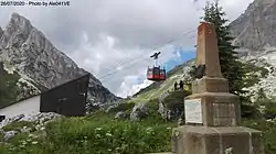 Le téléphérique et la station inférieure.