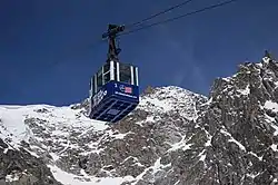 Vue d'une cabine à la station intermédiaire du mont Fréty.