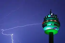 La foudre tombe sur la tour de la radio dans le quartier Arsenal à Vienne. Aout 2017.