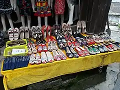 chaussures et vêtements de style tujia