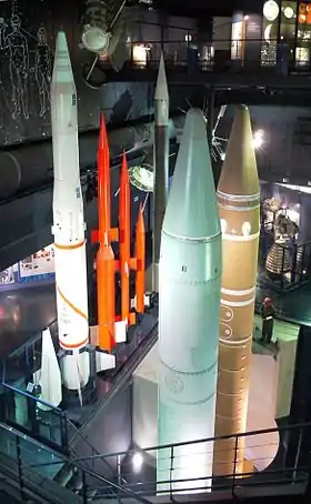 Fusées-sondes et missiles dans le hall de l'Espace.