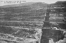 Mine de charbon à ciel ouvert en Mandchourie.