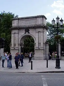 Arche des fusiliers à l'entrée du parc du côté de Grafton Street