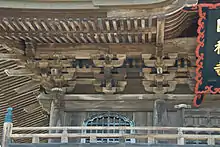 Supports (tokyō, futatesaki dans ce cas) sous les combles du toit d'un sanmon.