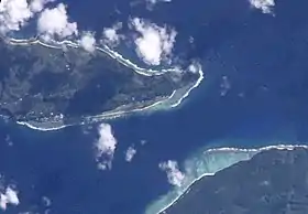 La pointe Vele, l'aérodrome et l'île d'Alofi (en bas à droite).