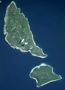 Photographie satellite de deux îles, l'une en forme triangulaire pointant vers le haut, et l'autre en bas à droite plus petite, de forme plus ronde