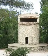 Pigeonnier, ancien moulin à vent.