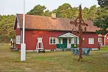 Bâtiment en bois rouge indiquant "Naturum".