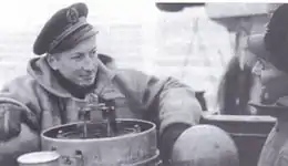 Militaire jeune portant une casquette de marine.