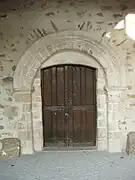 Le porche roman de l'église.