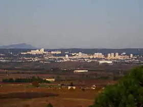 Au nord, Nîmes et la plaine du Vistre.