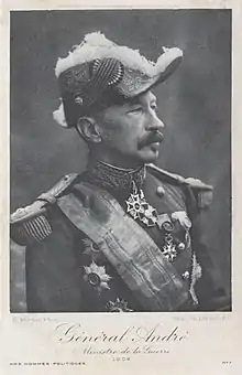 Photographie en noir et blanc de trois-quarts droite d'un homme en tenue de général, portant le bicorne.