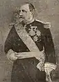 Photo en noir et blanc d'un homme, debout, en tenue de général et portant des décorations.