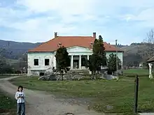 Villa du général à l'état d'abandon dans le village qui porte son nom (2004).