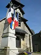 Portail de l'église et monument aux morts.