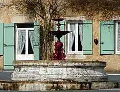 La fontaine du bourg.