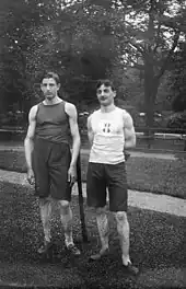 Photographie en noir et blanc de deux athlètes debout côte à côte.