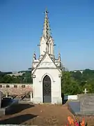 Chapelle-fondation dans le cimetière.