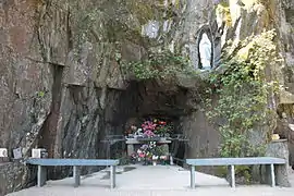 La grotte de Lourdes.