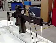 Carabine G36K avec deux magasins assemblés ensemble (jungle style (en)).