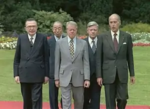 Photo de famille de cinq des sept participants au G7 : de gauche à droite, Giulio Andreotti, Takeo Fukuda, Jimmy Carter, Helmut Schmidt et Valéry Giscard d'Estaing.