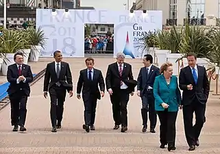 Les dirigeants du monde à pied de la première séance de travail lors du sommet du G8 à Deauville. De gauche à droite: le président de la Commission européenne José Manuel Barroso; le Président des États-Unis Barack Obama; Le Président de la République française Nicolas Sarkozy; Le Premier ministre canadien Stephen Harper; Le Premier ministre japonais Naoto Kan; La chancelière allemande Angela Merkel; et le Premier ministre britannique David Cameron