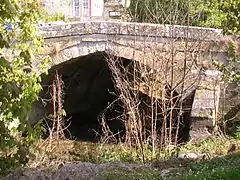 Le pont en pierre au Petit-Andely sur le Gambon (canal du Grand Rang).