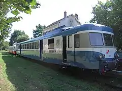 L'autorail X 2903 en gare de Manot.