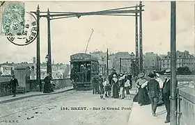 Ancien tramway de Brest sur le pont National ; on distingue l’entrée de la rue de Siam, l'autre côté du pont, avec la banque de France sur la droite et la Grand-rue dans son vallon sur la gauche.