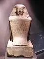 Statue du scribe Nebnetro, trouvée à Karnak) ; devant lui, il y a les représentations des dieux Ptah, Rê-Horakhty, Osiris et Amon