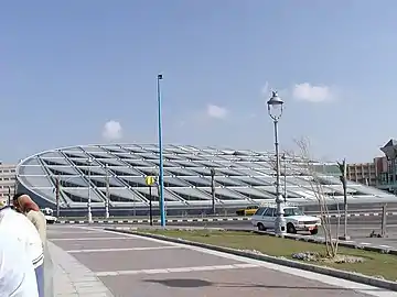 La Bibliotheca Alexandrina, vue extérieure de trois quarts face