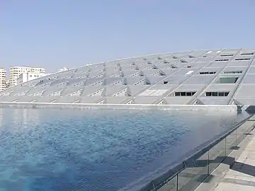 La Bibliotheca Alexandrina, vue depuis le parvis