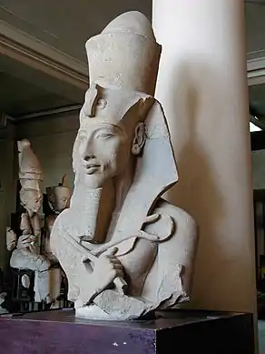 Akhenaton1353-1337Nouv. Emp., XVIIIe dyn.Statue colossale. GrèsMusée égyptien du Caire