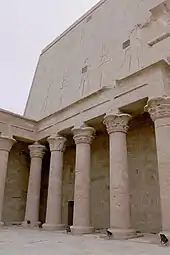 Colonnade dans la cour du temple