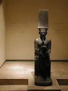 Statue du pharaon Horemheb devant le dieu Amon