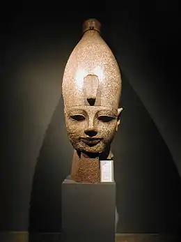 Amenhotep III portant l'Hedjet (musée de Louxor)