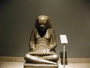 Statue d'Amenhotep fils de Hapou en scribe trouvée à Karnak