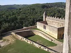 Cour basse et écurie (dont le toit a brûlé).