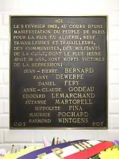 Plaque commémorative du massacre du 8 février 1962 au métro Charonne.