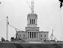 Photo en noir et blanc, on voit le chantier du mémorial