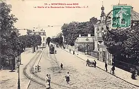 La mairie, le boulevard de l'Hôtel-de-Ville et les rails du tramway.