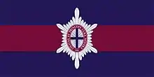 Un drapeau composé de trois bandes horizontales, la bande du centre rouge et les deux autres bandes bleues, et d'un insigne militaire au centre