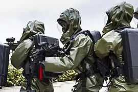 Trois agents du GIGN équipés de scaphandre Matisec GR IV vert OTAN.