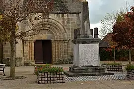 Portail de l'église et monument aux morts