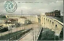 Le viaduc d'Issy-les-Moulineaux est l'un des ouvrages d'art emblématiques de la ligne. Ici photographié au tout début du vingtième siècle, on y voit passer une rame électrique.